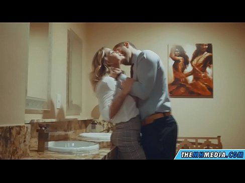 ❤️ Kana blonde ine busty inokukwezvera muchimbuzi cheveruzhinji 